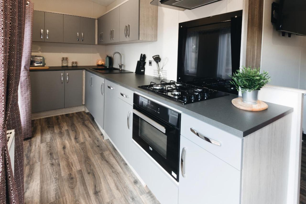 Black Bull Retreat, Barmston With Private Hot Tubs Driffield Esterno foto
