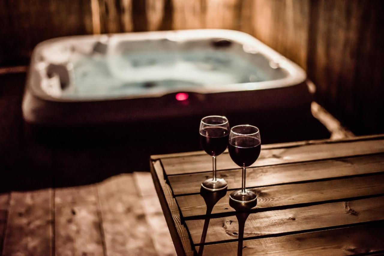 Black Bull Retreat, Barmston With Private Hot Tubs Driffield Esterno foto